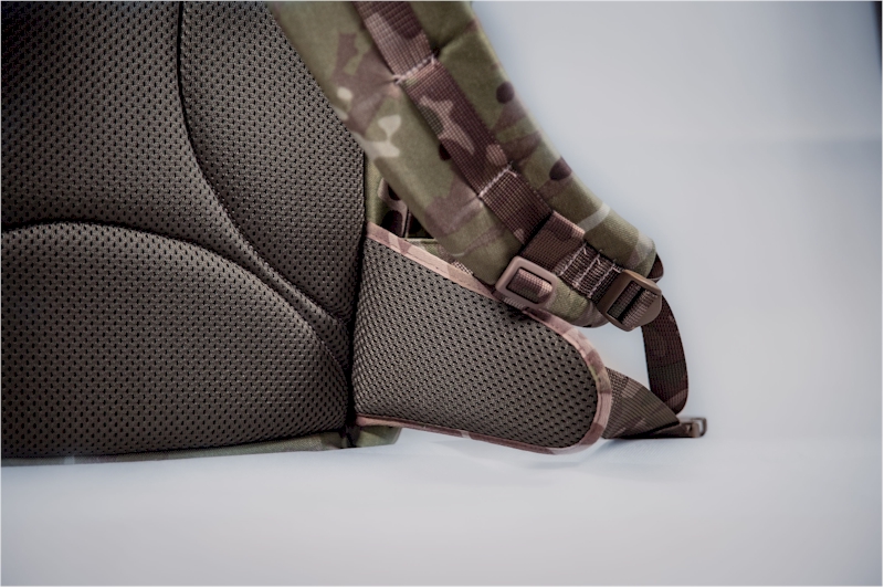 Spacer mesh on the hip pads