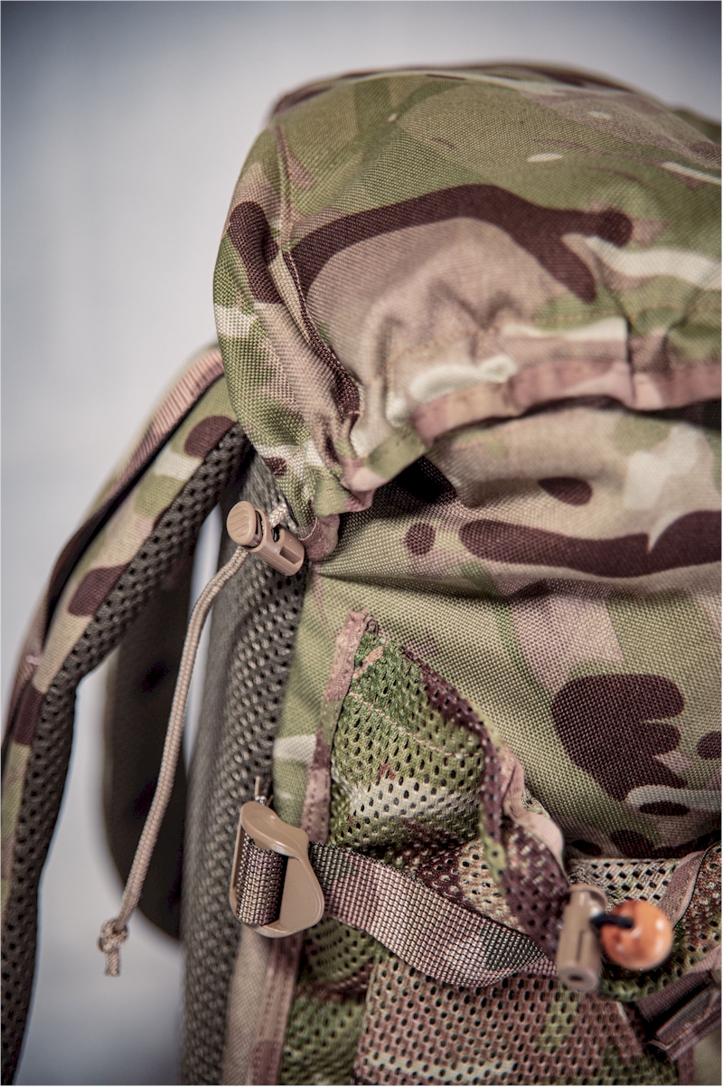 Paracord and cordloc in the lid to allow it to lay flat or to be cinched tight around the main compartment