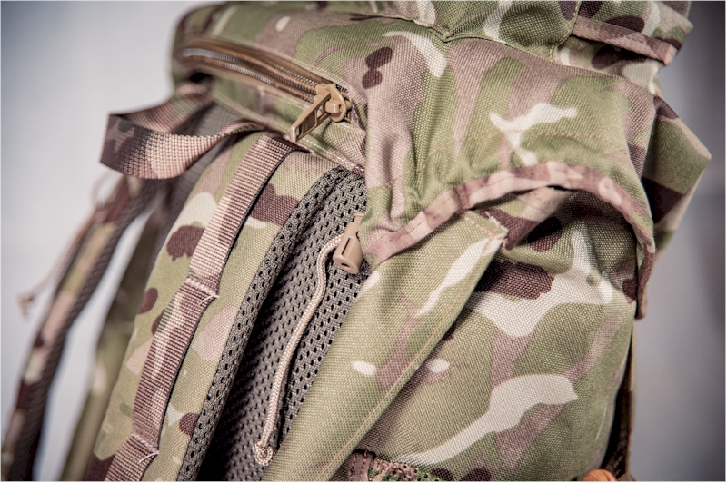 Paracord and cordloc in the lid to allow it to lay flat or to be cinched tight around the main compartment